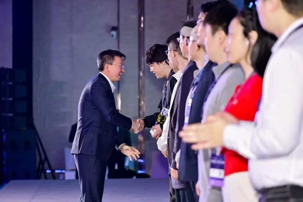 灵初智能荣登EAI-100具身智能年度百强榜单,揽双奖引领具身智能新航向