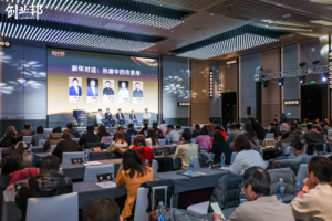 灵初智能斩获2025创业邦100未来独角兽企业,CEO王启斌圆桌论道:具身智能正进入“数据驱动”的关键周期